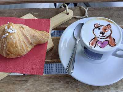...un caff� macchiato o un cappuccino qui si trasformano in piccole opere d�arte grazie alle coloratissime immagini che Vito disegna sulla schiuma da latte
